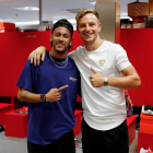 Neymar y Rakitic posan juntos tras la visita del brasileño al vestuario azulgrana.