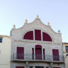 La fachada restaurada del consistorio modernista de Arbeca.