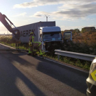 Un camión choca contra un guardarraíl en Bellcaire d’Urgell