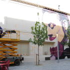 El artista Sergi Gaya, ayer en plena acción pictórica del mural en una fachada de L’Amistat.