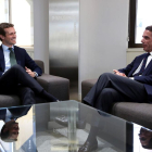 Casado y Aznar, ayer, durante su reunión en la sede del PP.
