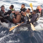 Rescate de un grupo de migrantes en el Estrecho.