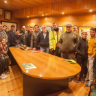 Reunión anoche en la sede la Societat de Sant Antoni Abat con miembros de la nueva y la antigua junta.