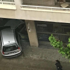 Un coche se empotra contra el escaparate de una tienda en Balaguer