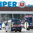 Efectivos de la Gendarmería francesa vigilan en el supermercado donde se produjo la toma de rehenes.