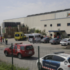 Servicios de emergencia y trabajadores delante de la empresa, situada en la carretera LP-9221 de Torre-serona.