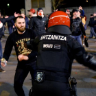 Un aficionado ultra del Spartak de Moscú se encara con un ertzaina durante los altercados en Bilbao.