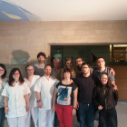 Foto de familia de algunos de los actores y el equipo de rodaje, en el hospital Santa Maria de Lleida.  