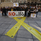 Los funcionarios salen en protesta por el 155  -  Los funcionarios de la Generalitat se concentraron ayer en Lleida para defender la escuela catalana y protestar contra la aplicación del artículo 155, coincidiendo con el 37 aniversario del intent ...