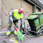Imatge d’arxiu d’un operari d’Ilnet netejant els carrers de la capital del Segrià.