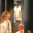 La consellera, Ester Capella, ahir a l’exposició. A la dreta, una escultura de Fernando Blanco.