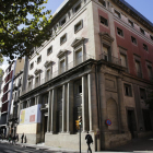 Vista de l’exterior de l’antiga Audiència, amb el cartell que anuncia les obres del Museu d’Art de Lleida al costat de l’entrada principal.