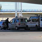 Un agente de la Guardia Urbana haciendo una revisión de vehículos en Pardinyes este mismo mes.