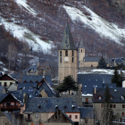 El campanario de la iglesia de Sant Andrèu en primer plano.