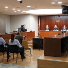 Vista general de la sala de l’Audiència de Lleida ahir, amb l’acusat al centre, durant el judici.