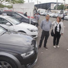 L’alcaldessa de Tàrrega, Rosa Maria Perelló, visita el recinte del mercat del vehicle d’ocasió.