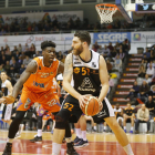 Julen Olaizola, que va debutar al Barris Nord, controla la pilota davant de Chuku, jugador del Corunya.