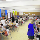 Alumnes de l’Escola Alba ahir al menjador, la gestió del qual porta directament l’Ampa del centre.