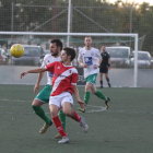 Un jugador del Artesa lucha por defender la posesión del esférico ante uno del Balàfia.