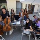 Alumnes del curs, en una terrassa de la zona comercial improvisant amb els seus instruments.