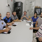 Imagen de la reunión de los vecinos de Turó de Gardeny con Mossos y Guardia Urbana.