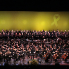 La popular cantata escénica ‘Carmina Burana’, con un lazo amarillo al fondo, resonó ayer con fuerza en el Teatre de la Llotja.