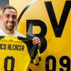 Paco Alcácer ya posó ayer con la camiseta del Borussia Dortmund, donde jugará cedido.