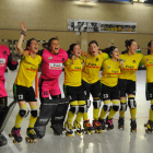 El equipo del Vila-sana, tras el partido, celebrando frente al público su gran temporada.