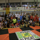 Los jugadores del Lleida.Net Alpicat celebran la permanencia con jóvenes aficionados del equipo.