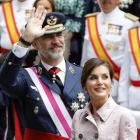 El rei Felip, acompanyat per la reina Letícia, van presidir a Logronyo del Dia de les Forces Armades.