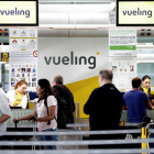 Imatge d’un taulell de facturació de Vueling al Prat.