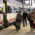 Viatgers pujant a un tren Avant a l’estació Lleida-Pirineus.
