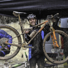 Joseba León, el guanyador, mostra la seua bicicleta plena de fang.
