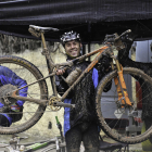 Joseba León, el ganador, muestra su bicicleta llena de barro.