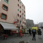 Cristales rotos en el suelo y en las mesas de la terraza tras la explosión en Governador Montcada. 