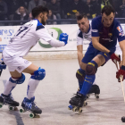 Un jugador del Barça condueix la bola ahir durant el partit.