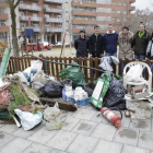 Integrantes del colectivo Osmon, junto a la basura que recogieron ayer en la Mitjana.