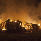 El magatzem agrícola va quedar reduït a cendres després de cremar-se les més de 4.000 bales de palla que contenia a l’interior.