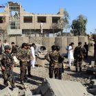 Oficiales afganos inspeccionan la zona de uno de los atentados.