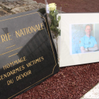 Homenatge a Arnaud Beltrame, el gendarme que va morir en l’atac al sud de França.