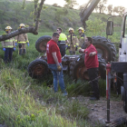 Una grua es va encarregar de retirar el tractor, que va quedar completament bolcat.