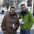 L’ex-pres d’ETA Fernando Etxegarai (esq.), amb l’autor del llibre ‘Recoja sus cosas’, Ander Zurimendi.