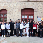 El alcalde de Lleida, Fèlix Larrosa, después de entregar los diplomas a los 45 jóvenes participantes en el programa la ‘Casa d’Oficis’ del Institut Municipal d’Ocupació.