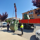 Operaris de Sorigué retiren ahir els contenidors dels carrers de Puigverd de Lleida.