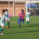 A l’esquerra, un instant del partit entre l’Encamp i el Piera de benjamins, i a la dreta, una jugadora del Sant Andreu i una altra del Gimnàstic Manresa en una escapada.