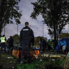 Un gendarme supervisa el desmantelamiento de un campamento de inmigrantes ilegal en París.