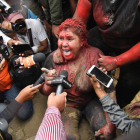 La alcaldesa Vinto cubierta de pintura tras ser liberada.
