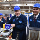 El primer ministre britànic ahir, al visitar una fàbrica de te.