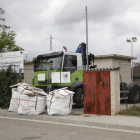 Un camió i grans sacs plens de terra bloquegen el pas a la deixalleria d'Artesa de Segre