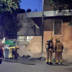 Los contenedores quemados este viernes en la calle Camí de Picos.